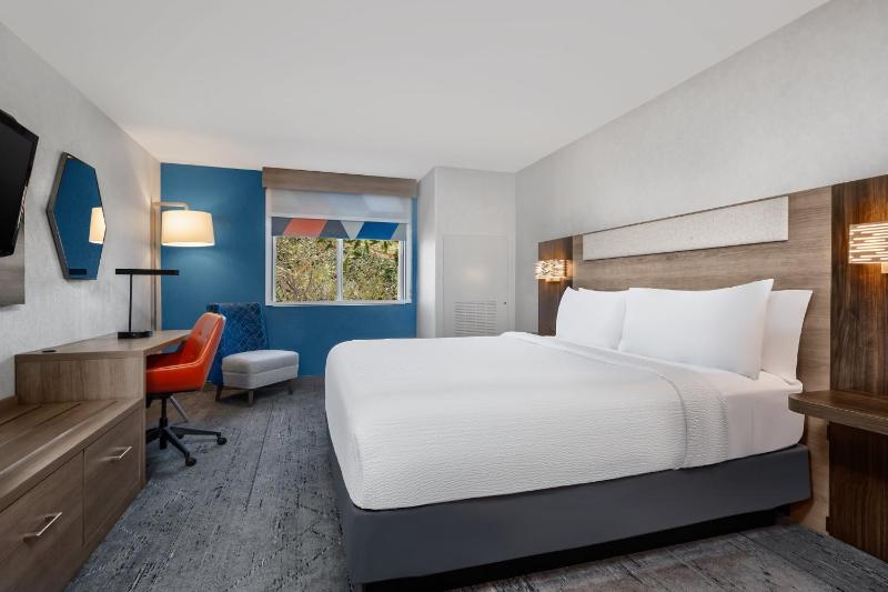 Standard King Room image 4