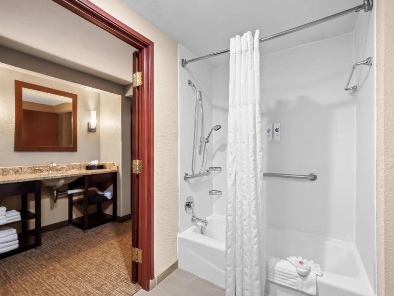 Queen Room with Two Queen Beds - Non-Smoking image 4
