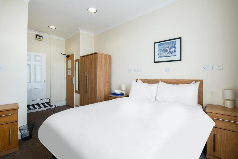 Russel Court Hotel Bournemouth Central - image 5