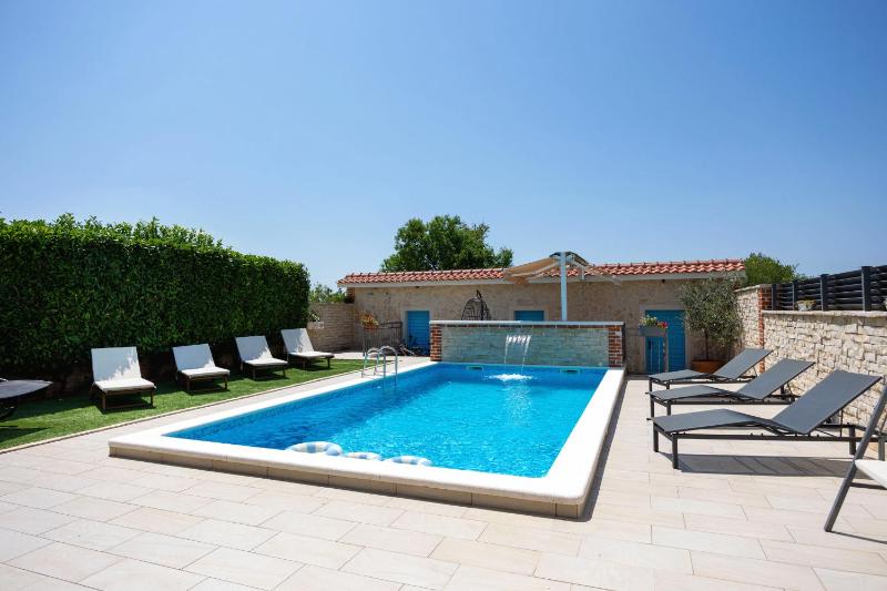 Five Bedroom Villa image 1