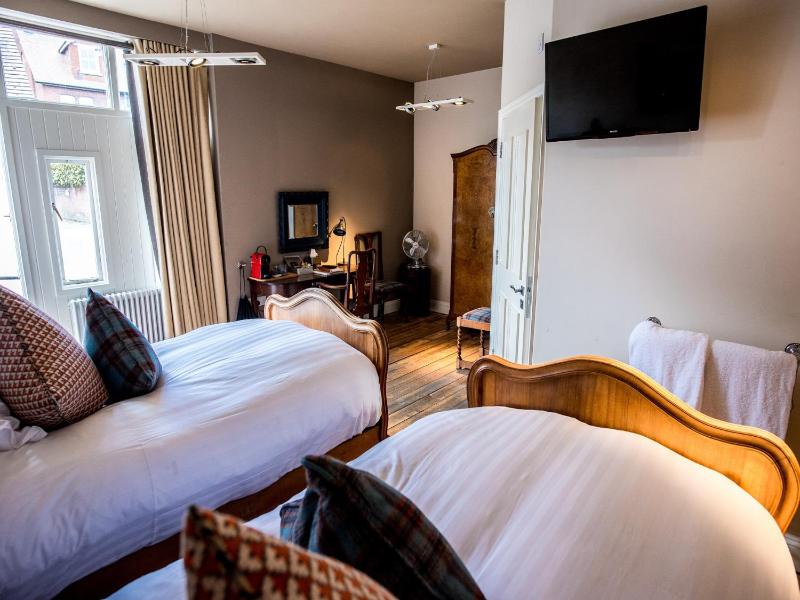 Boutique Twin Room image 3