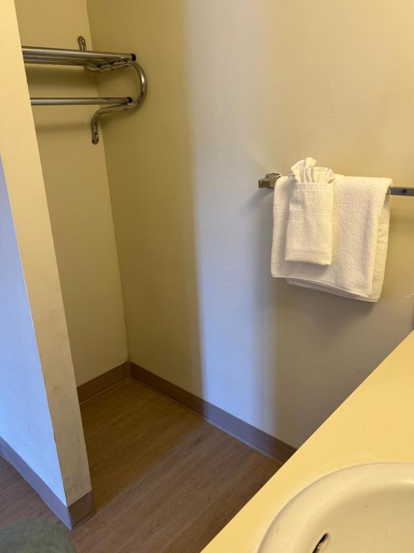 Queen Room with Kitchenette image 3
