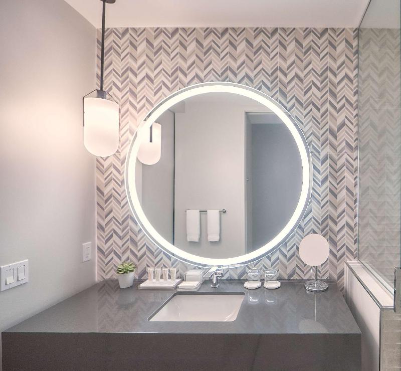 King Room with Roll-In Shower - Mobility Access image 2