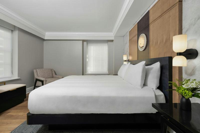 Executive King Suite image 2