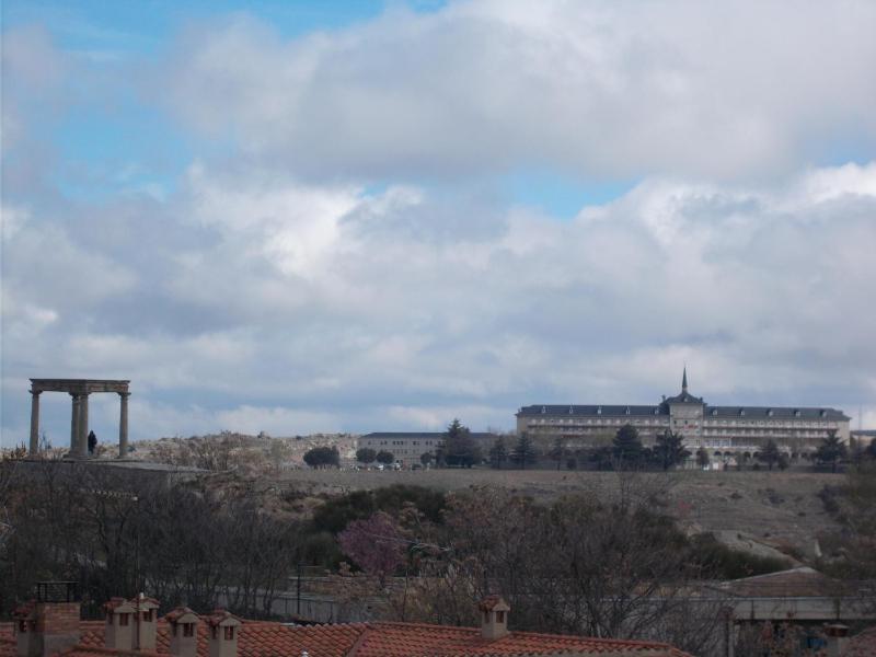 Large Single Room image 3