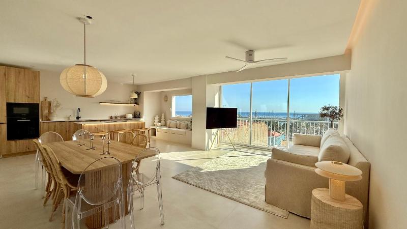 Apartamento Centro con vistas al Mar y Parking - image 1
