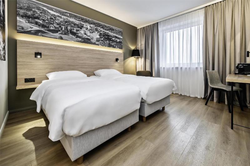 Superior Room - Partial Airport View image 4
