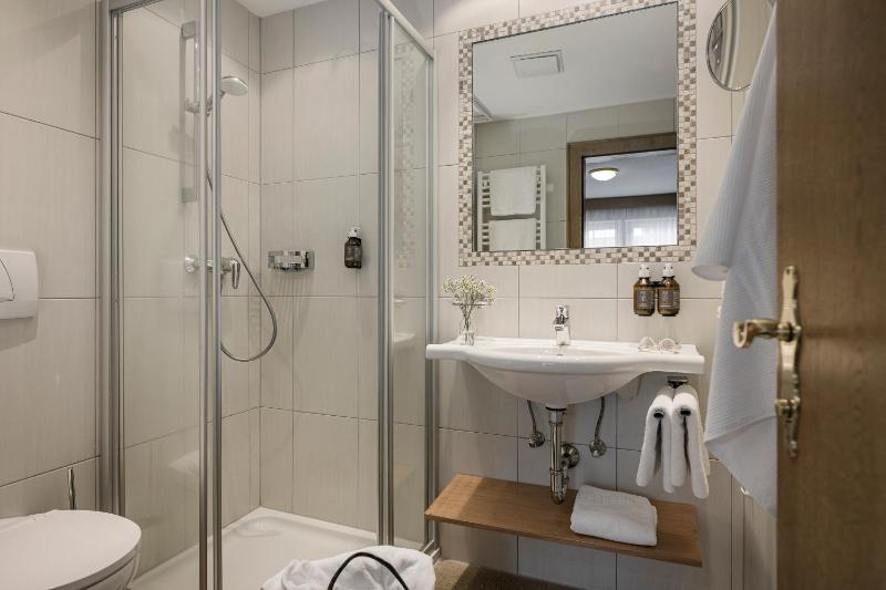 Standard Double Room image 4