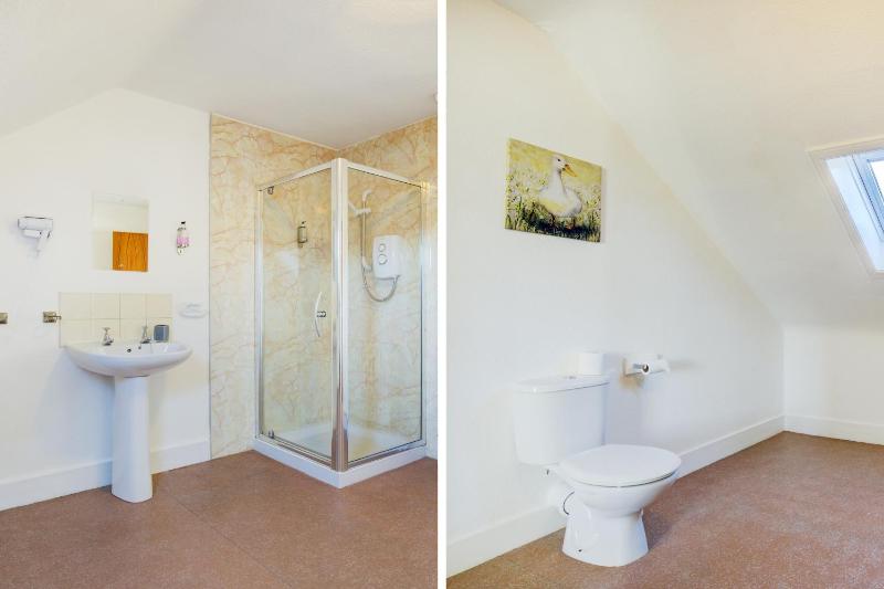 Standard Triple Room - Shared image 4