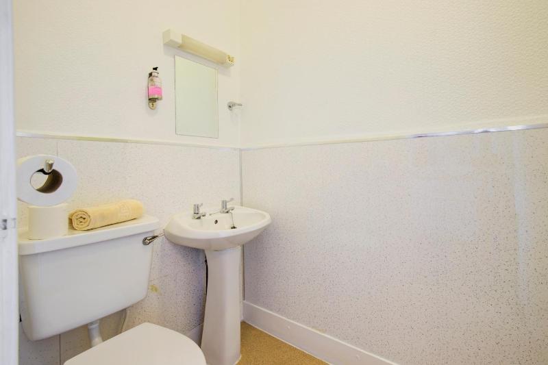 Standard Single Room with Shared Bathroom image 3