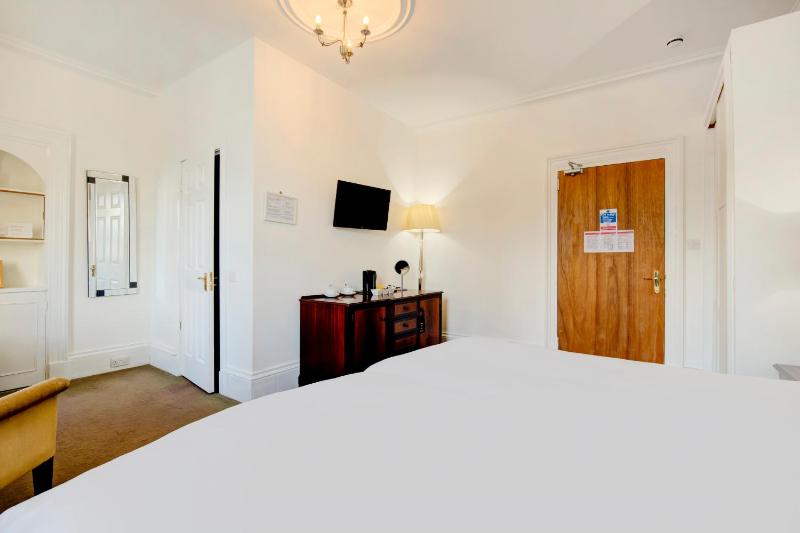 Deluxe Double or Twin Room image 4