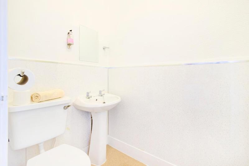 Standard Single Room image 3