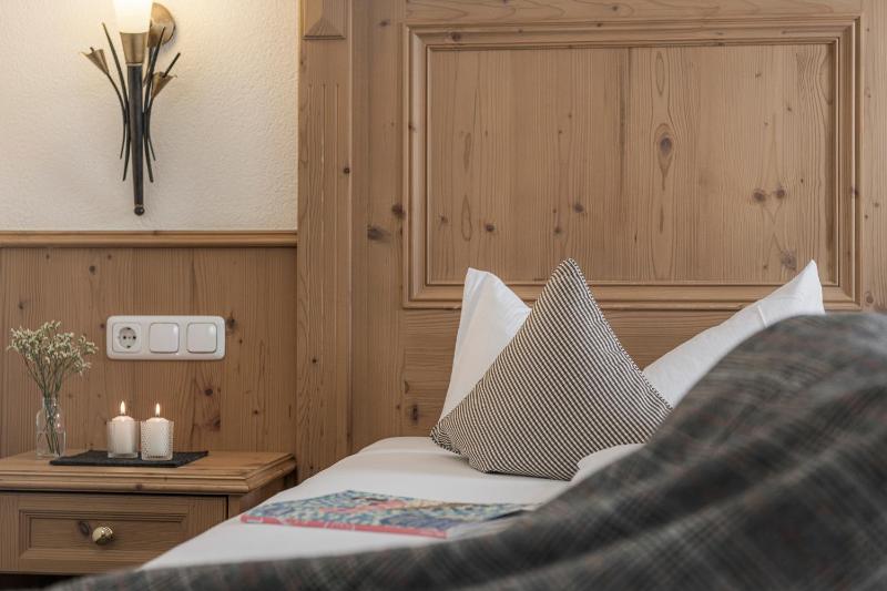 Deluxe Double Room (2 Adults + 1 Child) image 3
