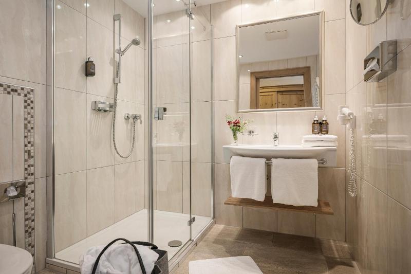 Deluxe Double Room (2 Adults + 1 Child) image 4