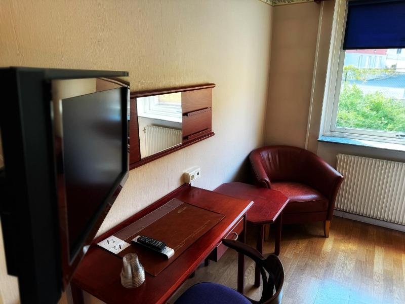 Standard Double Room image 3