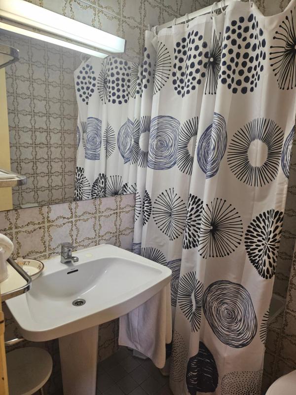 Small Single Room image 4