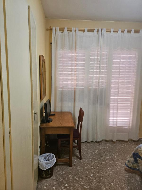 Small Single Room image 3