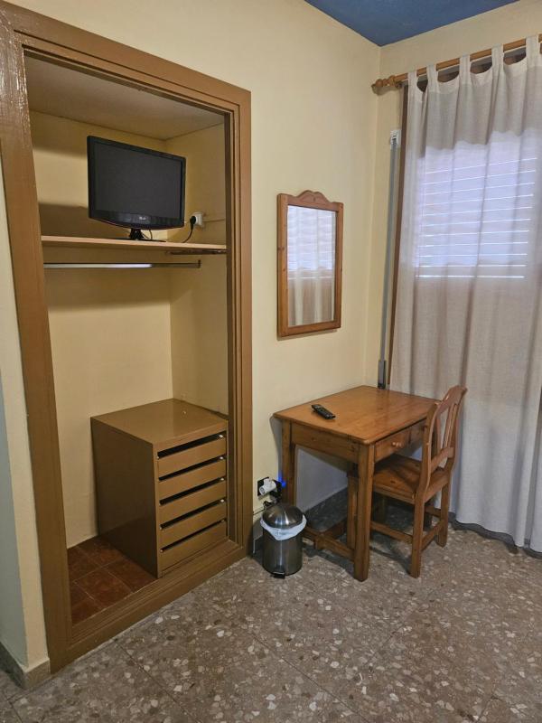 Small Single Room image 2