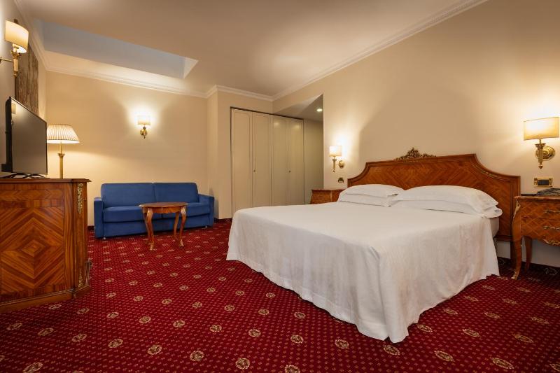 Deluxe Double Room image 3