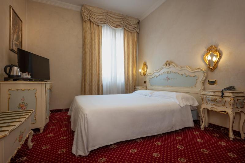 Queen Room image 1