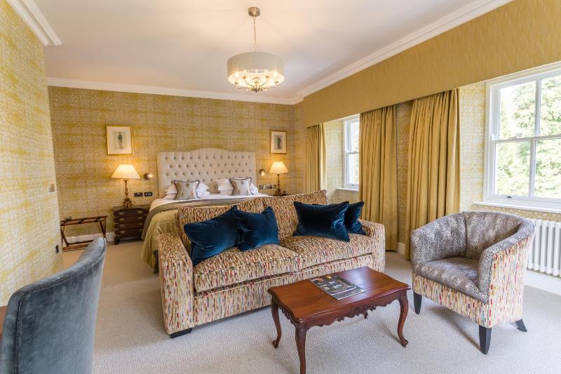 Deluxe Double Room with Extra Bed image 4