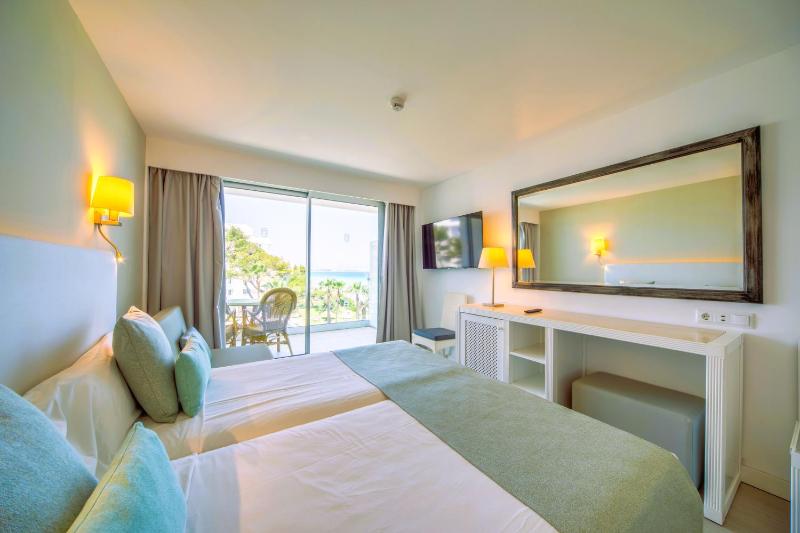 Superior Double Room with Lateral Sea View image 4
