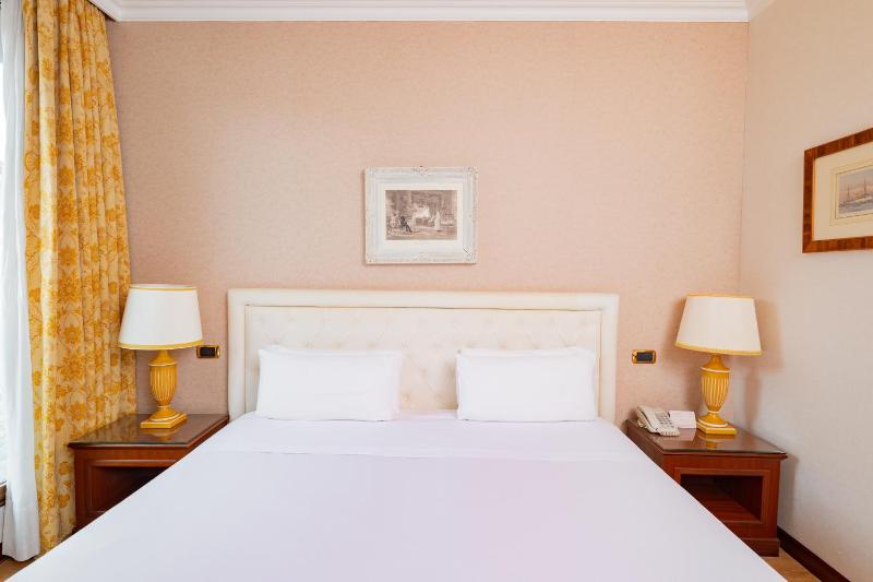 Superior Double Room image 3