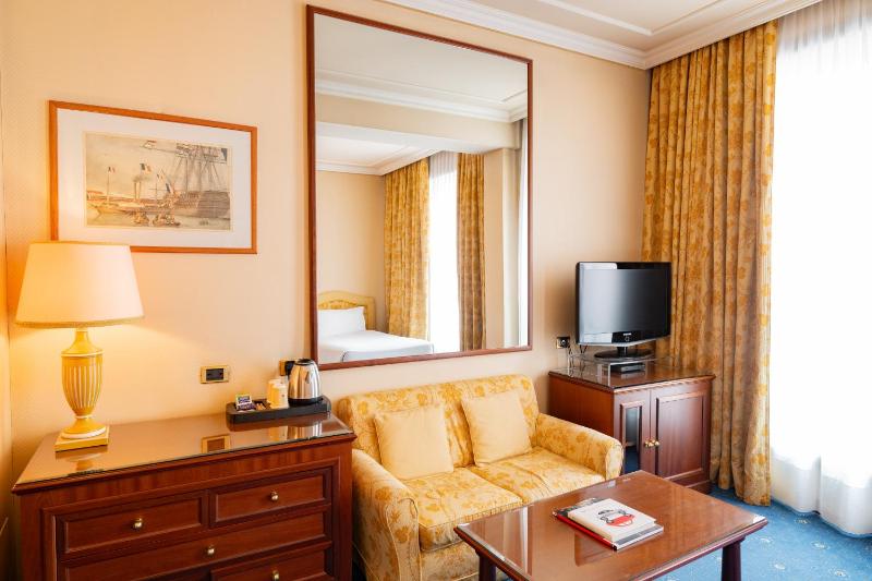 Twin Room image 3