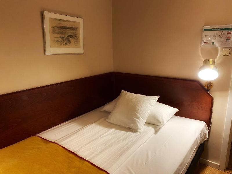 Small Double Room image 1