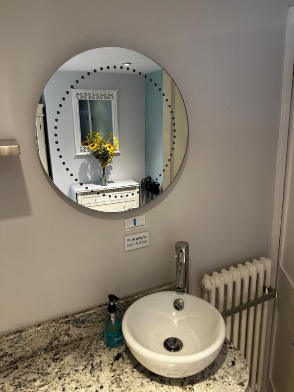 One-Bedroom Cottage image 3