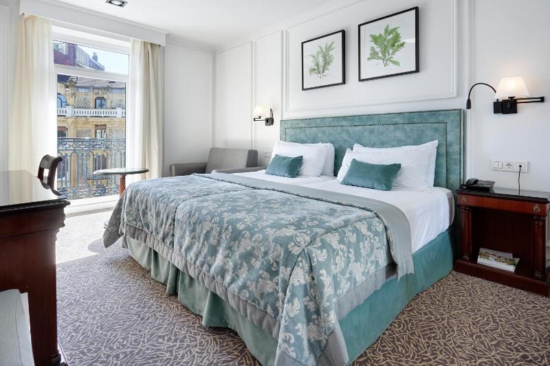 Classic Double or Twin Room with City View image 1