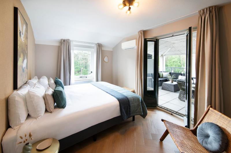 Family Suite with Balcony image 1