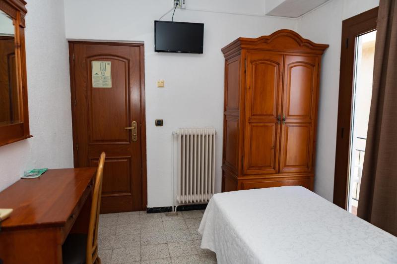 Single Room image 3