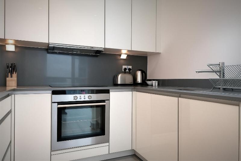 Deluxe One-Bedroom Apartment image 3