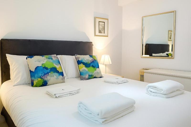 One-Bedroom Apartment image 4