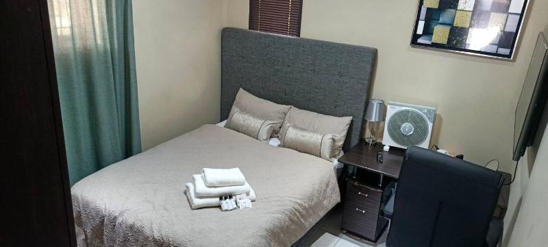 Veelux Self Catering Apartment-WIFI- Netflix - image 13