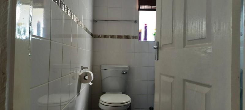 Veelux Self Catering Apartment-WIFI- Netflix - image 8