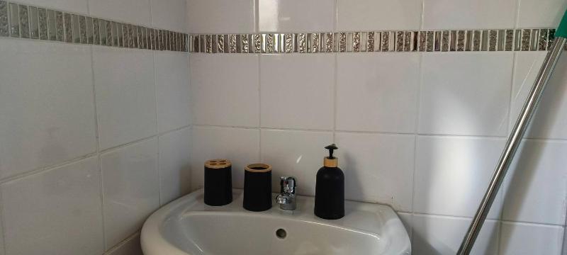 Veelux Self Catering Apartment-WIFI- Netflix - image 12