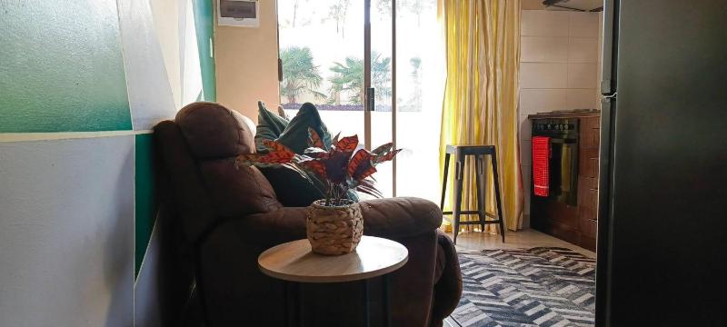 Veelux Self Catering Apartment-WIFI- Netflix - image 11
