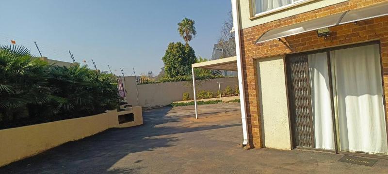 Veelux Self Catering Apartment-WIFI- Netflix - image 9