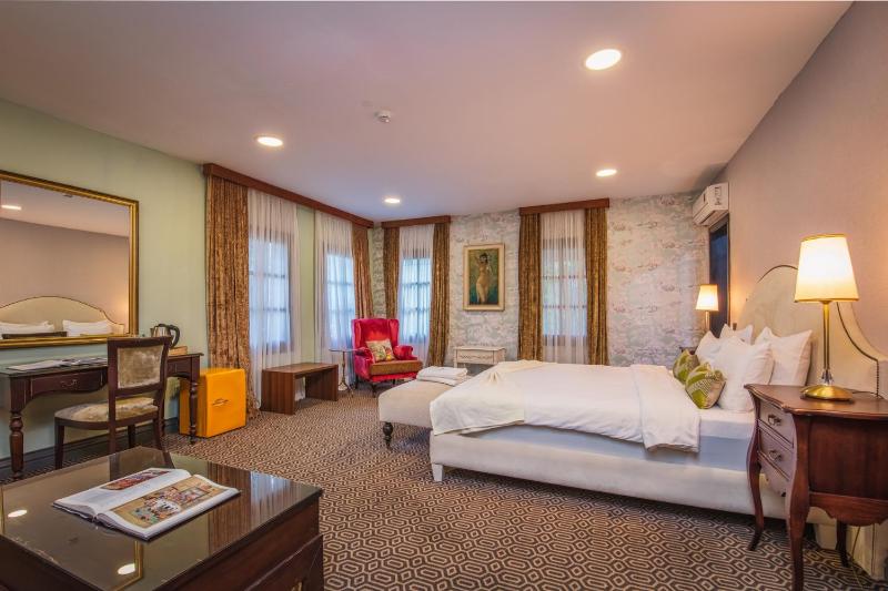 Deluxe Double Room with Pool View image 1