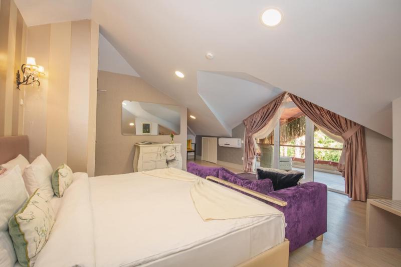 Honeymoon Suite image 3