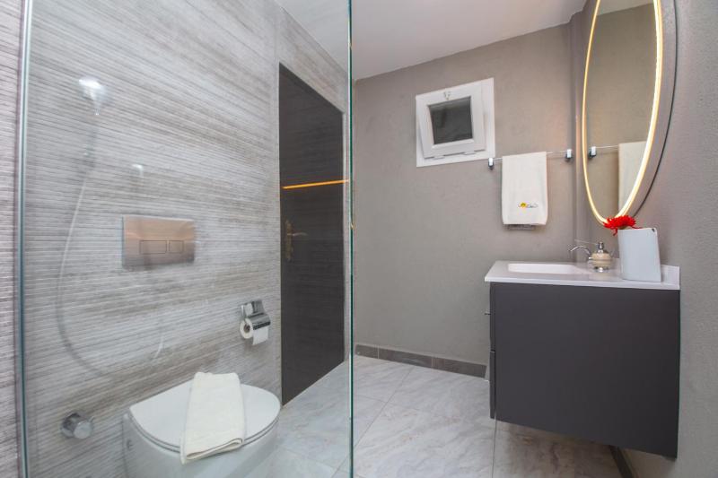 Deluxe Double Room with Pool View image 4