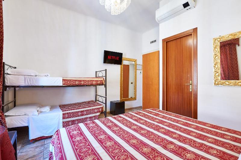 Standard Quadruple Room image 3