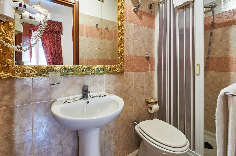 Standard Quadruple Room image 2