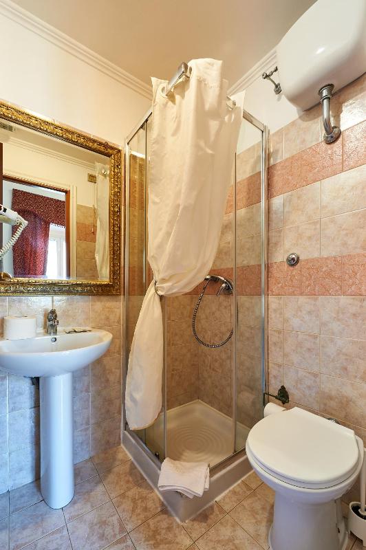 Standard Triple Room image 3