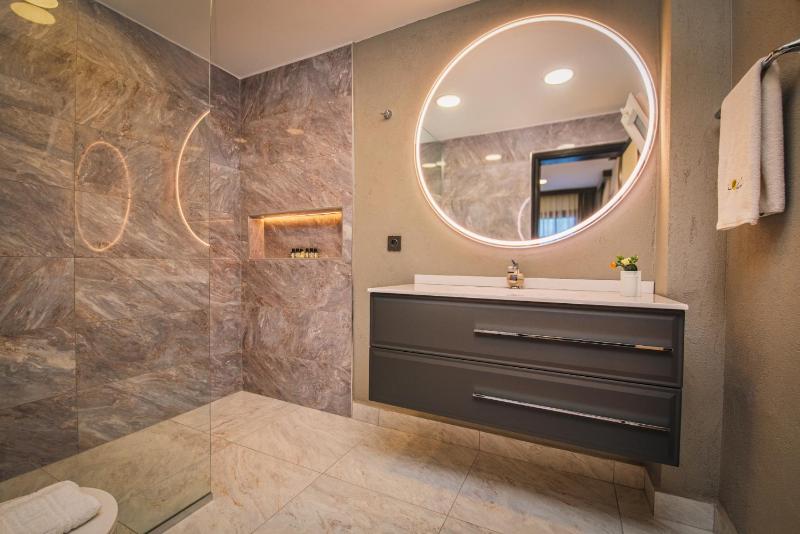 Deluxe Double Room with Pool View image 4