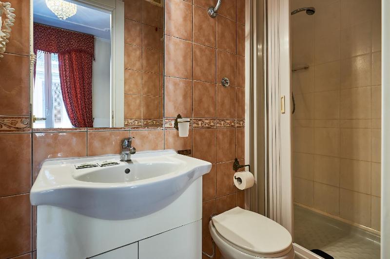 Standard Triple Room image 2