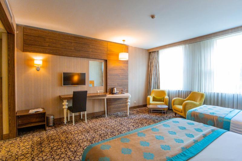 Family Room image 3