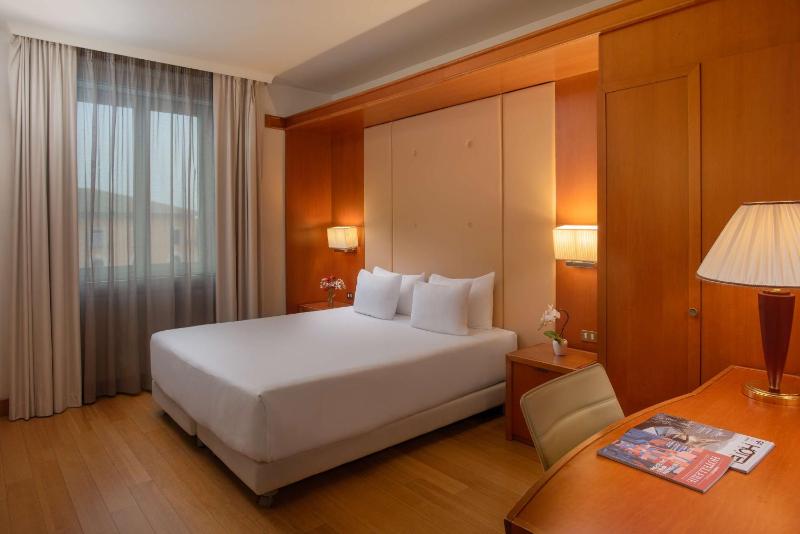 Standard Double or Twin Room image 4